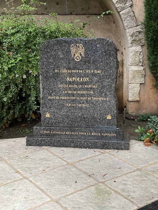 Stèle commémorative de la route Napoléon à Vallauris